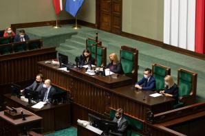 Wiceszef MSWiA w Sejmie o sytuacji na granicy polsko-białoruskiej. Połowę z osób zatrzymanych na granicy stanowią Irakijczycy, ale są również obywatele Syrii, Afganistanu, Tadżykistanu, Somalii, Rosji, Iranu, Egiptu, a nawet Kuby