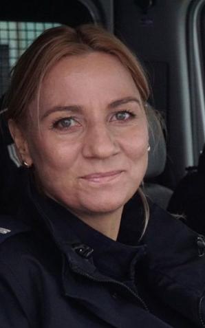Policjanci wyciągnęli niepełnosprawnego mężczyznę z płonącego auta