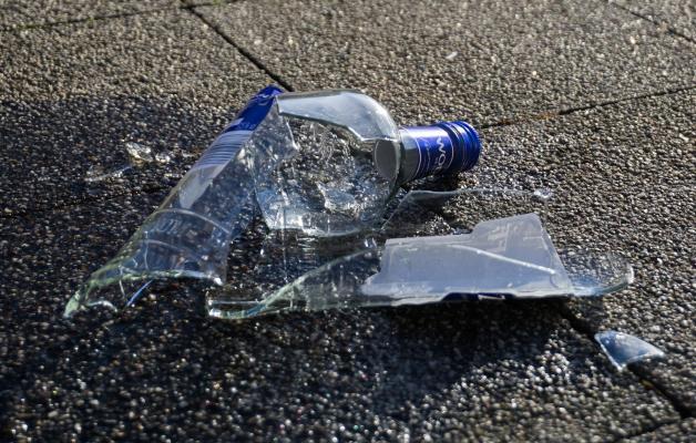Policjanci zabrali 6-latka od pijanego dziadka i nie zostawili go u pijanej babci
